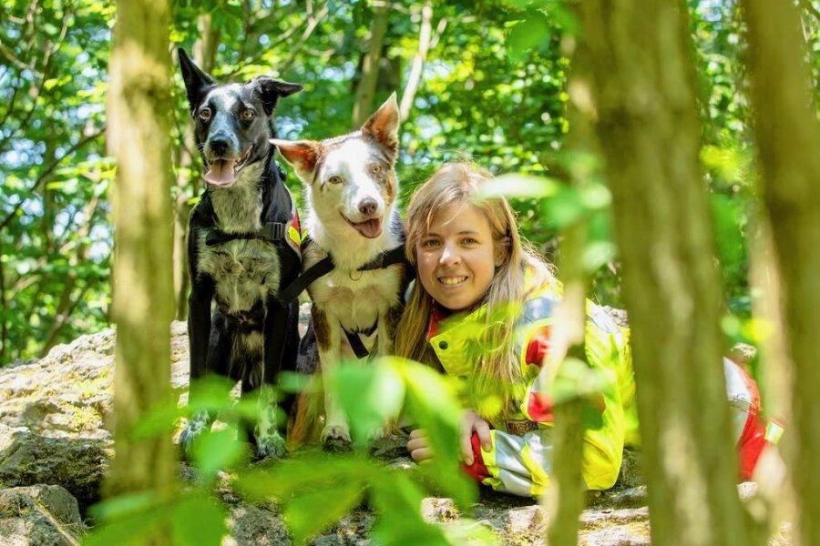 Hundestaffel im Einsatz im Vogtland: Diese Vierbeiner retten Leben - Carola Deppler mit ihren Hündinnen Yuuwa und Aiyla (schwarz).
