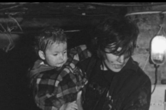 Diese Szene aus einem NBC-Dokumentarfilm zeigt die Mutter Anita Möller mit ihrer Tochter auf dem Arm.