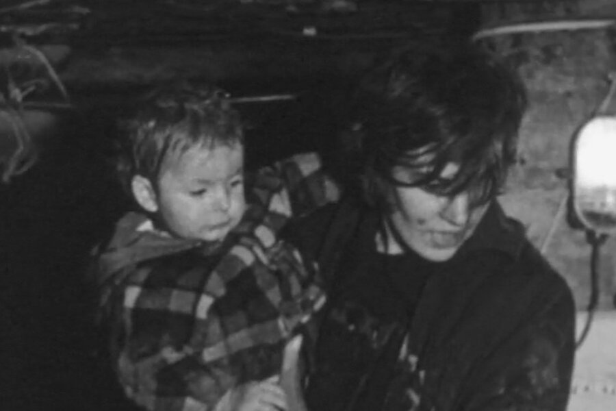Hunger nach Freiheit: Wie 28 Menschen auf Knien die DDR verließen - Diese Szene aus einem NBC-Dokumentarfilm zeigt die Mutter Anita Möller mit ihrer Tochter auf dem Arm.