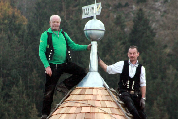 Hungerturm auf der Elsterberger Burgruine hat nun ein Dach - Dachdeckermeister Ulf Voit aus Netzschkau (links) hat zusammen mit seinem Mitarbeiter Jörg Schwabe die Turmhaube als Dachabschluss auf den Hungerturm gesetzt.