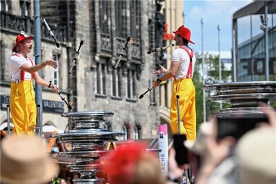 Hutfestival lockte 65.000 Besucher in die Chemnitzer Innenstadt - Sie hatten mit die weiteste Anreise: The Circus Firemen aus Australien. Auf Leitern stehend jonglierten sie mit Fackeln. 