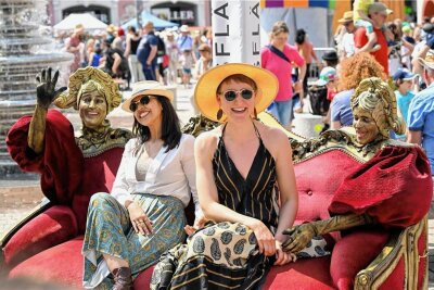 Hutfestival lockte 65.000 Besucher in die Chemnitzer Innenstadt - Aalia Shaikh aus Indien (links) und Anna-Lena Schnake auf der lebendigen Bank. 