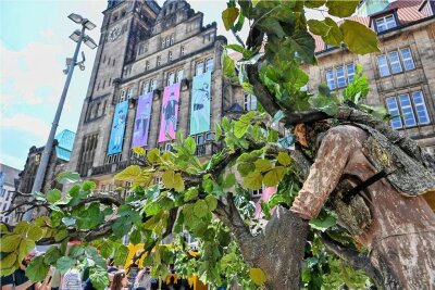 Hutfestival lockte 65.000 Besucher in die Chemnitzer Innenstadt - Immer wieder anzutreffen waren riesige Figuren, Walkacts genannt. Im Bild der "Wandelnde Wald". 