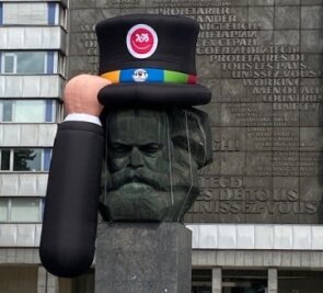 Hutfestival: Marx-Kopf trägt Zylinder - Das Marxmonument trägt für das Hutfestival Zylinder. 