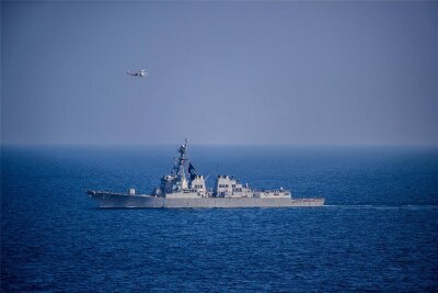Huthi-Angriffe: Lösung führt über Gaza - Der Lenkwaffenzerstörer „USS Mason“ im Golf von Aden.