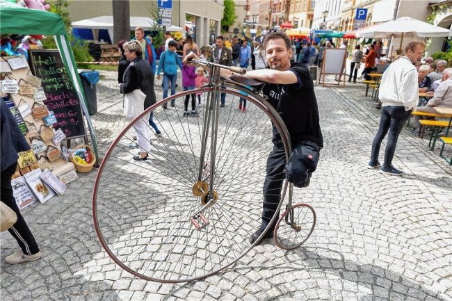 Hutzentag lockt am Samstag die Menschen in Treuens City - Beim Hutzentag im vergangenen Jahr war Frank Albert aus Lengenfeld mit seinem Hochrad dabei. 