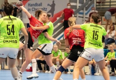 HV Chemnitz startet mit bitterer Niederlage - Jasmin Gierga beim energischen Wurfversuch im Spiel gegen Schwerin. Die 17-Jährige lenkte das Spiel des HV Chemnitz im Rückraum. 