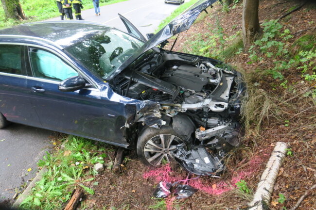 Hybrid-Auto kracht in Schwarzenberg gegen Baum: Fahrer verletzt - 