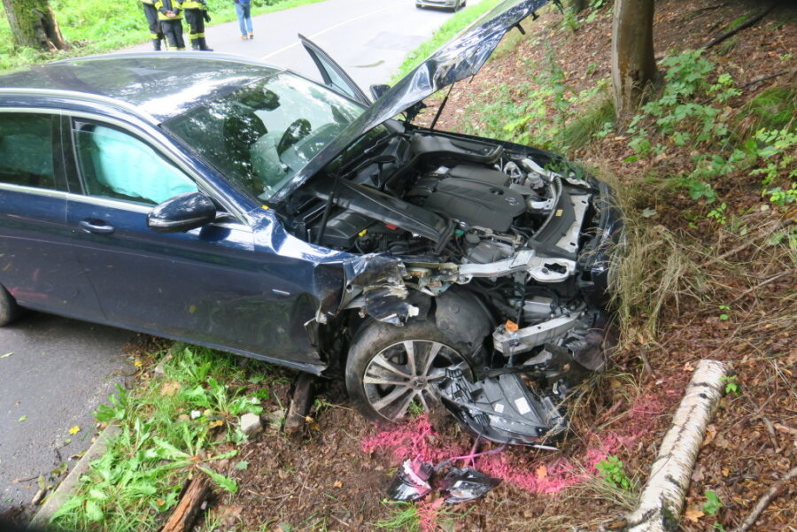 Hybrid-Auto kracht in Schwarzenberg gegen Baum: Fahrer verletzt