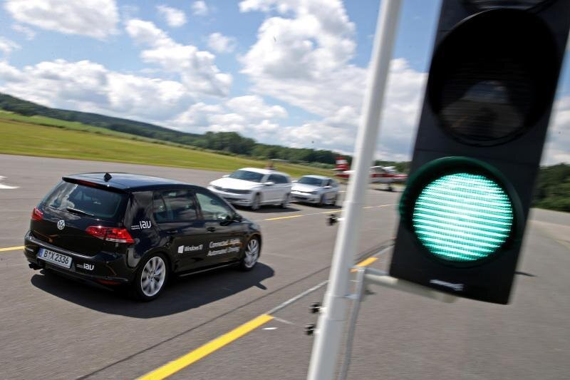 IAV tüftelt in Chemnitz am autonomen und vernetzten Fahren - Ein automatisiert fahrender VW Golf der IAV GmbH fährt über eine Teststrecke.