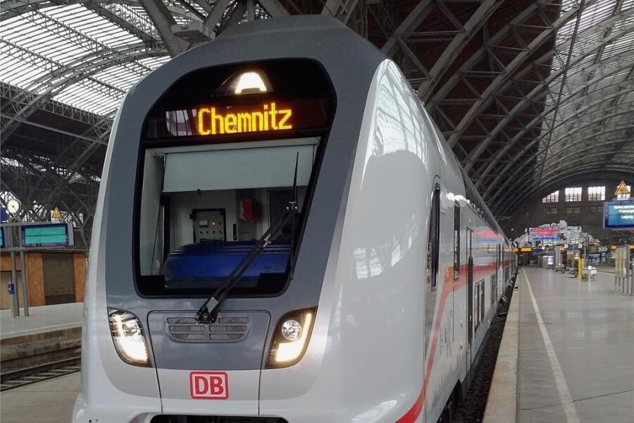 IC-Anschluss rückt ein Stück näher - Die Bahn zeigte am Freitag schon mal, wo die Reise hingeht: Ein abgestellter Intercity mit der Zielanzeige Chemnitz.