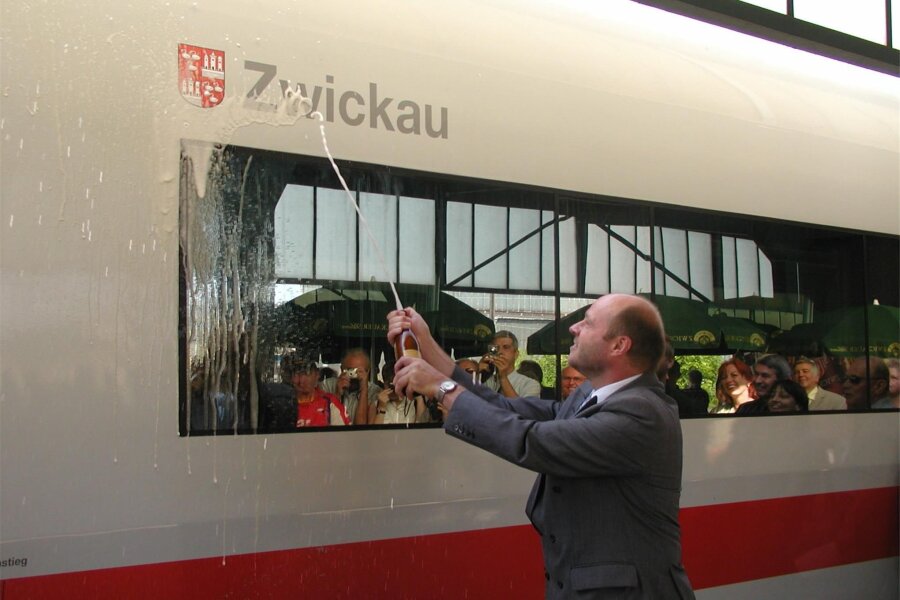 ICE-Taufe: Stadtrat drängt auf eine baldige Wiederbelebung des Zuges mit dem Namen „Zwickau“ - Taufe 2004 durch Dietmar Vettermann. Zum Aus sagte er: „Es ist ausgesprochen schade, aber es gibt Schlimmeres“