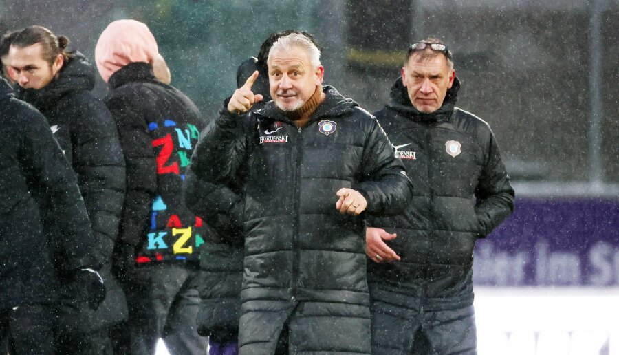 "Ich bin stolz auf meine Mannschaft!" Stimmen zum Auer Heimsieg -  Pavel Dotchev, Trainer des FC Erzgebirge Aue, dankte den Helfern für die Schneeräumung und lobte seine Mannschaft für den umgesetzten Matchplan und den überfälligen Heimsieg.