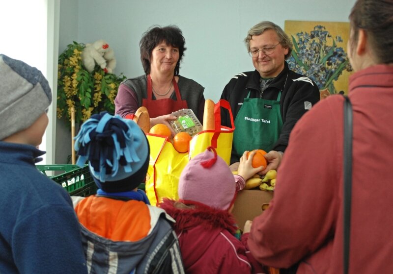"Ich brauche das nicht" - 
              <p class="artikelinhalt">Familie Liezner* wird bei der Tafel in Stollberg von Petra Dittrich und Jens Geißler mit Obst und Gemüse versorgt. </p>
            