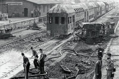 "Ich dachte, die Welt bricht ein": Größtes Zugunglück der DDR lässt Adorfer bis heute nicht los - Blick auf die Unglücksstelle während der Bergungsarbeiten. Der Zug war am Bahnübergang in einen Tanklaster geknallt.