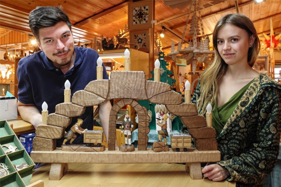 "Ich fiel in ein Loch": Was aus jungen Spielzeugmachern geworden ist - Schnitzkunst aus dem Erzgebirge: Lukas Vogel und Sophie Zacher mit einem Schwibbogen, der nach Kundenwunsch gestaltet wurde.