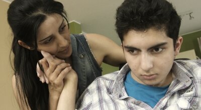 
              <p class="artikelinhalt">Der 14-jährige Alborz ist ein Wachkoma-Patient, nachdem ein Notarzt für ihn zu spät alarmiert wurde. Seine Mutter Fathemeh Zahraiy kümmert sich um ihn und sucht Spezialärzte.</p>
            