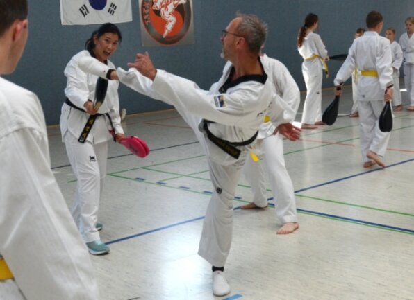 Beim Taekwondo-Lehrgang in Falkenstein konnte auch Routinier Mario Fuchs (Mitte) vom Profi Kim Yeonji (links dahinter) viel lernen. 