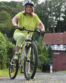 "Ich habe den Krebs besiegt, jetzt kann ich alles schaffen" - Annett Adler aus Halsbrücke nimmt in diesem Jahr zum ersten Mal am Freiberger Fahrrad-Zickzack teil. "Dabeisein ist alles. Aber über das rote Siegertrikot würde ich mich auch sehr freuen", schmunzelt sie.
