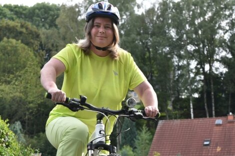 "Ich habe den Krebs besiegt, jetzt kann ich alles schaffen" - Annett Adler aus Halsbrücke nimmt in diesem Jahr zum ersten Mal am Freiberger Fahrrad-Zickzack teil. "Dabeisein ist alles. Aber über das rote Siegertrikot würde ich mich auch sehr freuen", schmunzelt sie.