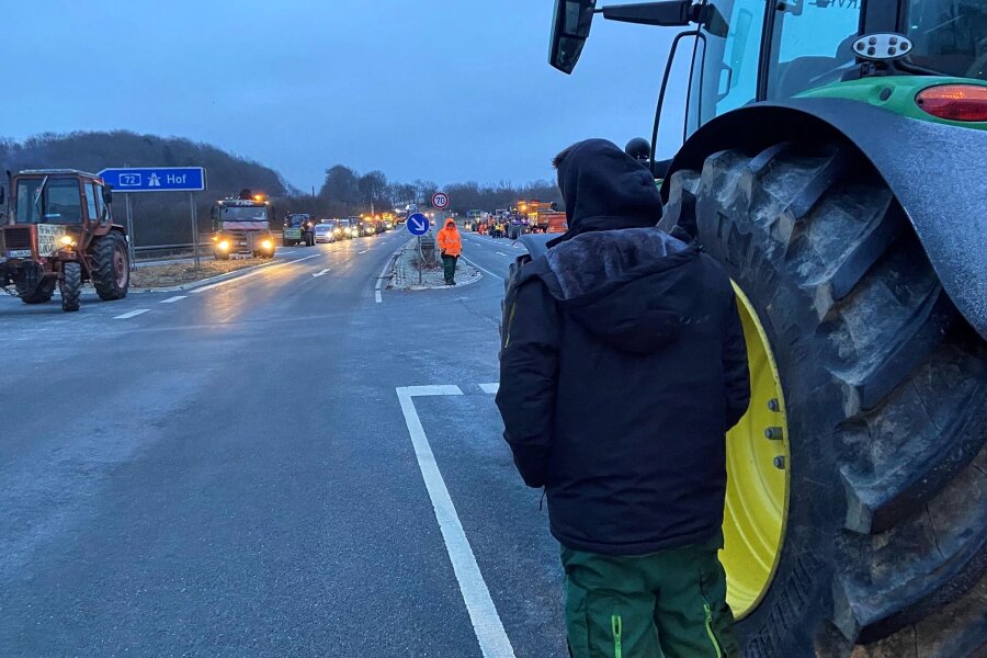 „Ich habe Zukunftsängste“: Wie ein junger Landwirt aus dem Vogtland die Bauernproteste sieht - „Ich habe Zukunftsängste.“ Ein junger Landwirt steht zu den Bauernprotesten nahe der Auffahrt zur A72 Plauen-Ost.