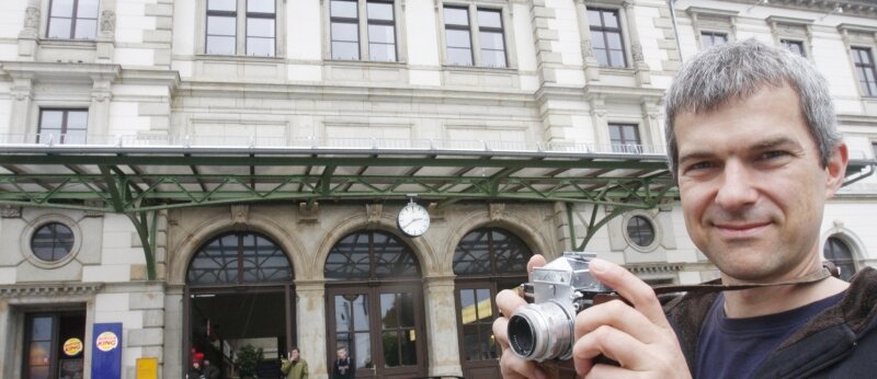 "Ich hatte eine Scheißangst" - <p class="artikelinhalt">Volkmar Zschocke 20 Jahre nach den Ereignissen vor dem Hauptbahnhof: Die Exa-Kamera von damals hat er noch. </p>