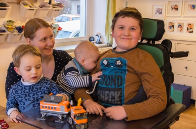 "Ich kann meine Arme nicht mehr in die Luft strecken" - Mutti Annemarie kann nicht mehr arbeiten gehen. Ihre drei Kinder Nehemia (acht Monate), Jesaja (drei Jahre) aber vor allem der an Muskelschwund leidende neunjährige Noah erfordern die ganze Aufmerksamkeit. Alleiniger Ernährer der Familie ist damit Vater Benjamin Köhler, der als Bäckermeister tätig ist.