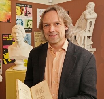 Thomas Synfozik (54). Er ist seit 2005 Direktor des Robert-Schumann-Hauses in Zwickau. Im Januar erhielt er den Robert-Schumann-Preis der Stadt.. 