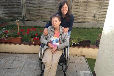 "Ich pflege Mutter zu Hause - und wünsche mir mehr Unterstützung" - Autorin Nicole Lindner und ihre pflegebedürftige Mutter Ingeborg.