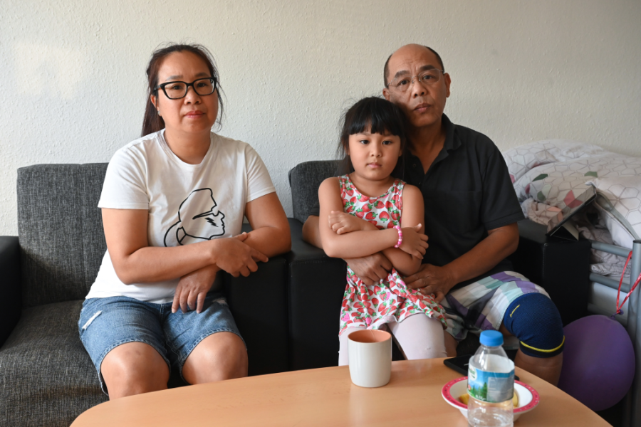 Ngyuen Thi Quynh Hoa, Tochter Emilia und Pham Phi Son (von links) in ihrer Wohnung. Die Familie könnte jederzeit abgeschoben werden. 