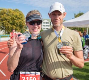 "Ich wollte eigentlich schneller laufen" - So sehen Sieger aus: Cora Ramm und Thomas Kerkel gewannen beim Freiberger Herbstlauf die Halbmarathon-Distanz. 