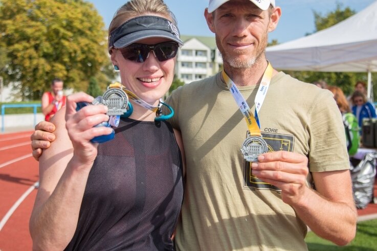 "Ich wollte eigentlich schneller laufen" - So sehen Sieger aus: Cora Ramm und Thomas Kerkel gewannen beim Freiberger Herbstlauf die Halbmarathon-Distanz. 