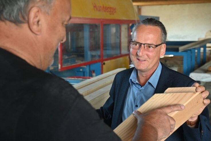 Dirk Richter (rechts) auf Wahlkampftour in Taura im Gespräch über Handwerksarbeit mit dem Zimmerer Uwe Graichen. 
