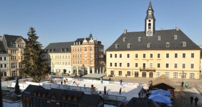 Idee: Eis-Arena im Zentrum Limbach-Oberfrohnas - Auf dem Marktplatz in Annaberg-Buchholz wird seit mehreren Jahren im Winter eine Eisbahn aufgebaut. 
