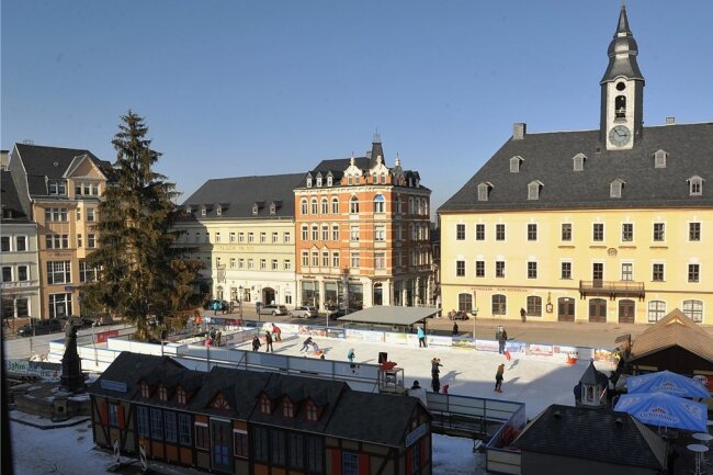 Idee für Eis-Arena im Zentrum von Limbach-Oberfrohna - Auf dem Marktplatz in Annaberg-Buchholz wird seit mehreren Jahren im Winter eine Eisbahn aufgebaut. 