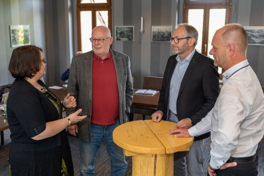 Jens Leppin (2.v.l.) diskutiert mit Tabea Schlosser vom Hotel Falkenstein (von links), Wia-Vorstand Jens Scharff und Steffen Fohlert vom Restaurant Zum Schlossturm Auerbach über den Fachkräftemangel. 