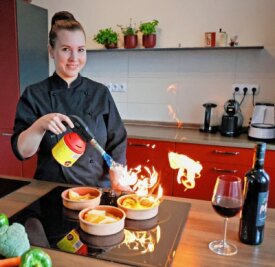 Idee kam auf dem Kreuzfahrtschiff: Plauenerin gibt Dating-Kochkurse - Stefanie Ludwig ist für ihren Beruf Feuer und Flamme. In ihrer Kocherlebnis-Welt an der Plauener Chamissostraße bietet sie regelmäßig Kochkurse an. 