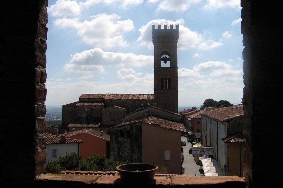 Idee zu Natur-Sommercamp bleibt ohne Preis - So schön ist Montecarlo: Blick aus der Festung auf den Turm der Kirche Sant Andrea und die Via Roma.