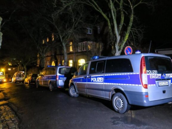            Fahrzeuge von Polizei und Rettungsdienst standen an Heiligabend vor dem Pfarramt der St. Nikolai-Kirchgemeinde.