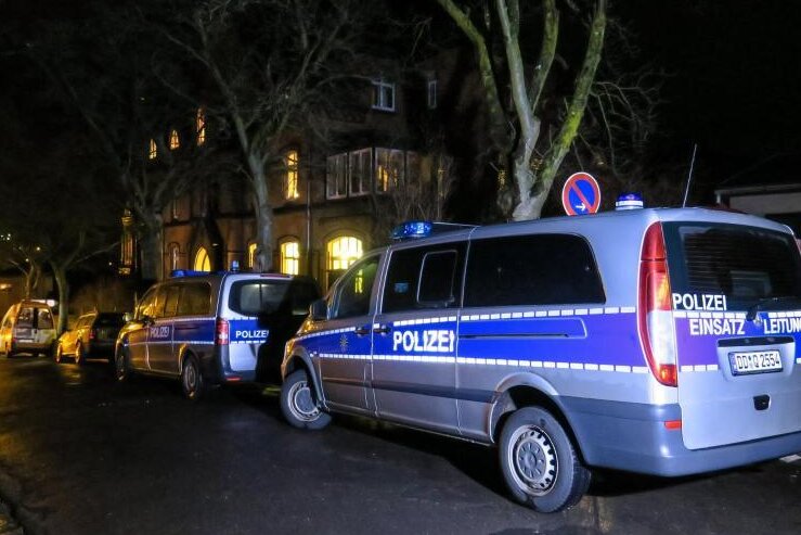            Fahrzeuge von Polizei und Rettungsdienst standen an Heiligabend vor dem Pfarramt der St. Nikolai-Kirchgemeinde.