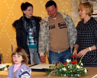 Karin Böhme (rechts) erklärt dem Brautpaar Mayela Hellwig und Andreas Lange, wie die Trauung abläuft. Töchterchen Leonie wird fürs Blumen streuen zuständig sein. 