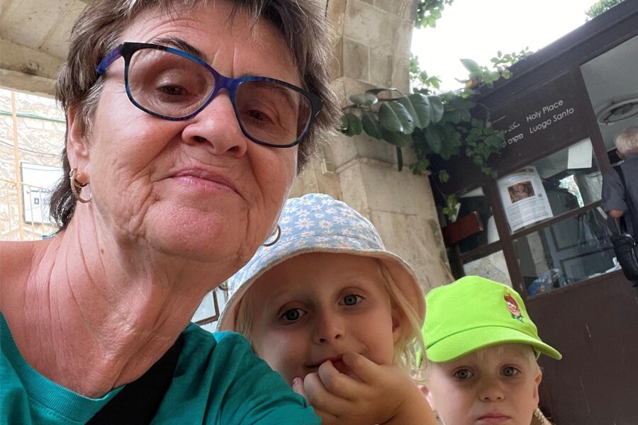 Idyllischer Urlaub in Israel wird zum Albtraum: Sabine Zimmermann aus Zwickau plötzlich mitten im Krieg - Sabine Zimmermann wenige Tage vor dem Bombenhagel mit ihren Enkelkindern Hanna (5) und Arne (3) in Jerusalem.