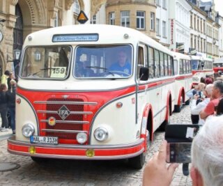 Ifa-Fans strömen wieder nach Werdau - Ein langer Fahrzeugkorso zum Werdauer Rathaus bildete am Sonntag den viel fotografierten Abschluss des Oldtimertreffens.