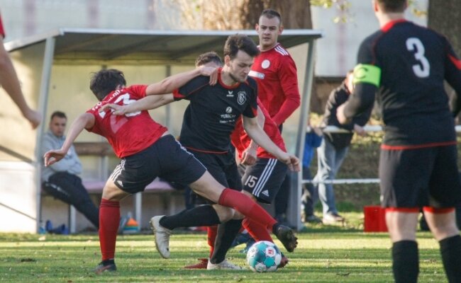 Der TSV Ifa, hier Tim Rosenthal (schwarz) am Ball, konnte beim 1:0 gegen Colditz den vierten Sieg in Folge feiern. 