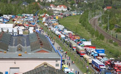 IFA-Oldtimertreffen in Werdau mit Rekordbeteiligung - Bereits am Vormittag lockte die Veranstaltung, die auf einem Teilstück der Westtrasse in Werdau stattfindet, Tausende von Besuchern an.
