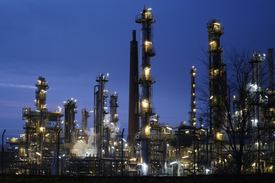 Ifo: In der chemischen Industrie kehrt der Optimismus zurück - Blick auf die Raffinerie Heide. In der Raffinerie werden aus Erdöl Flüssiggase, Treibstoffe und Heizöl sowie chemische Produkte hergestellt.