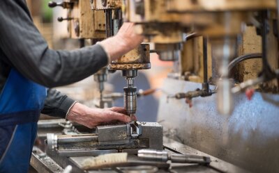 IG Metall: In Berlin, Brandenburg und Sachsen 7 Prozent mehr - Ein Mitarbeiter bedient in der Produktionshalle eine Maschine zur Verarbeitung von Metall.