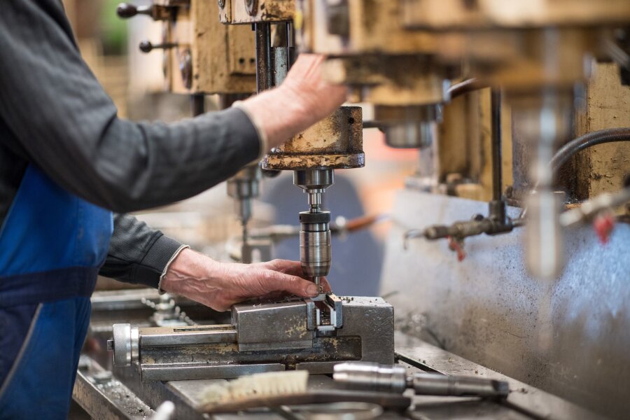 IG Metall: In Berlin, Brandenburg und Sachsen 7 Prozent mehr - Ein Mitarbeiter bedient in der Produktionshalle eine Maschine zur Verarbeitung von Metall.
