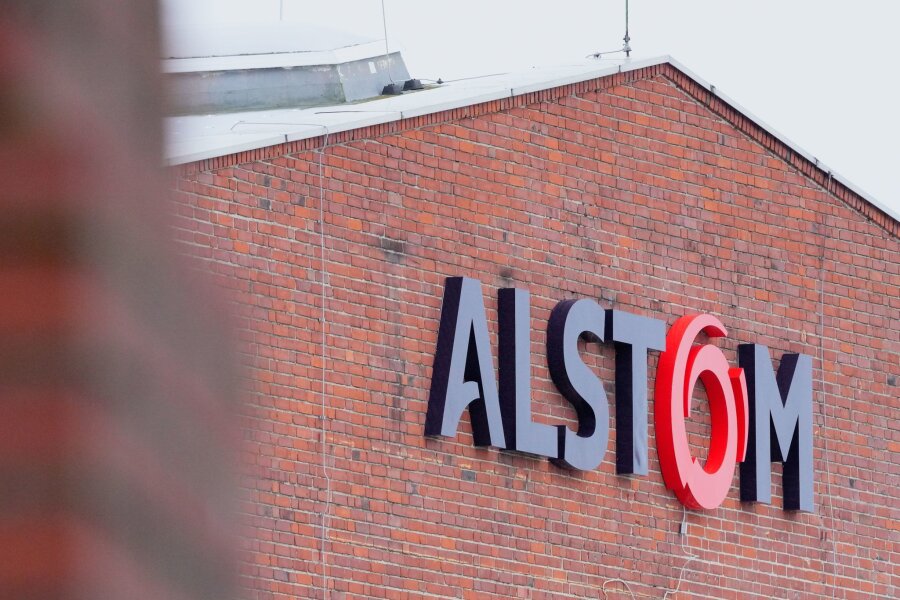 IG Metall will Zukunftstarifvertrag bei Alstom kündigen - Das Firmenlogo ist am Haupteingang eines Gebäudes des Schienenfahrzeug-Hersteller Alstom zu sehen.
