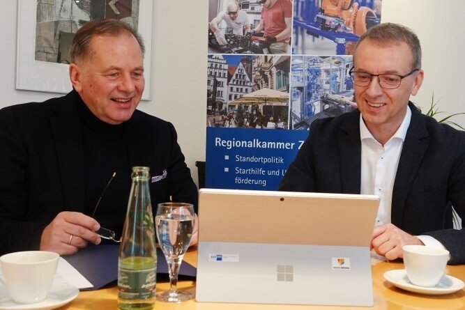 Sehen viele Lichtblicke in der hiesigen Wirtschafts-Landschaft: IHK-Präsident Jens Hertwig (links) und IHK-Geschäftsführer Torsten Spranger. 